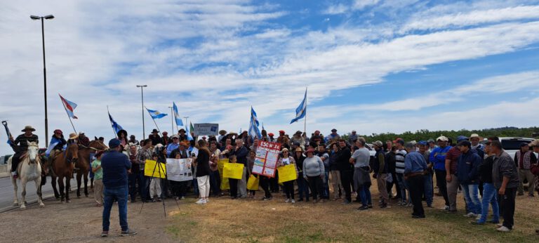 Isleños se manifestaron contra la Ley de Humedales en el Puente Rosario-Victoria