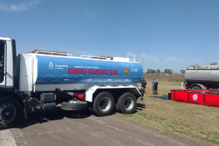 Bomberos de Ceibas ayudan a abastecer aviones hidrantes