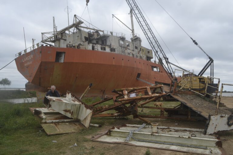 En el Puerto Ibicuy comenzó a desmantelarse el buque “Lancer”