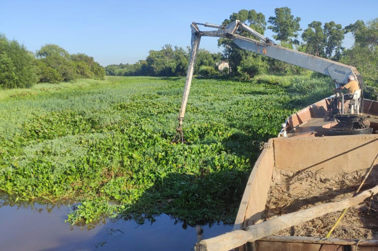 El gobierno provincial realiza la limpieza de arroyos en Villa Paranacito