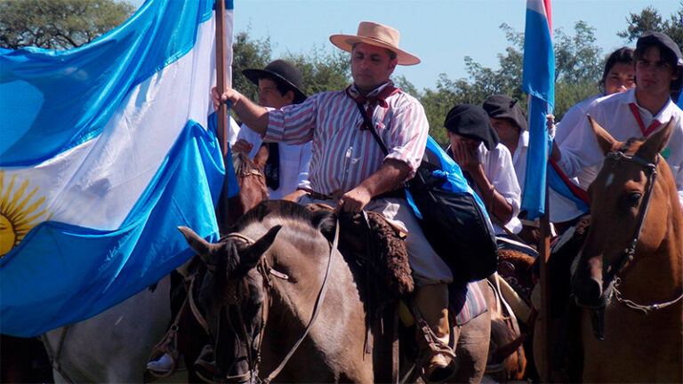 El entrerriano que lleva banderas a las escuelas rurales