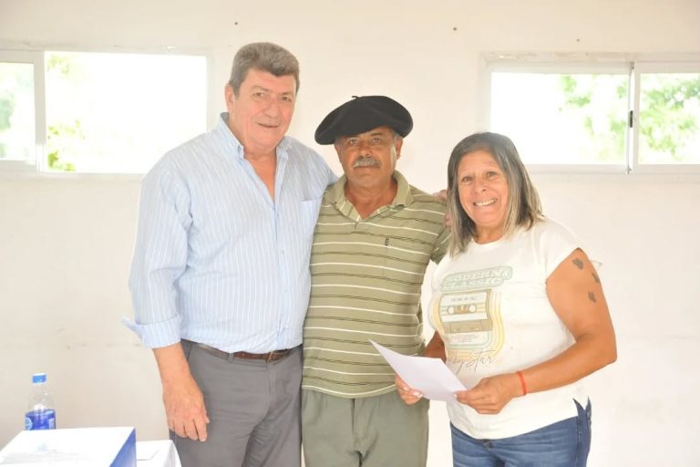 Familias de Ibicuy y Ceibas recibieron las escrituras de sus viviendas
