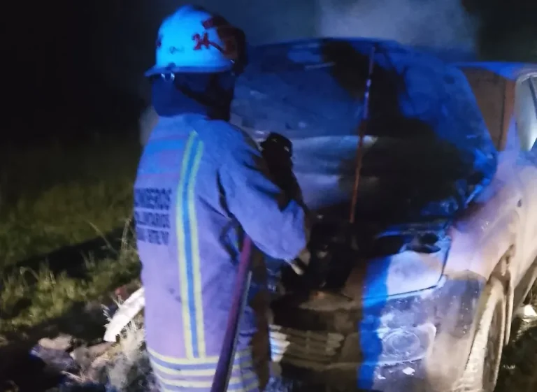 UN AUTO SE INCENDIÓ EN LA RUTA 14, EN EL KILÓMETRO 4