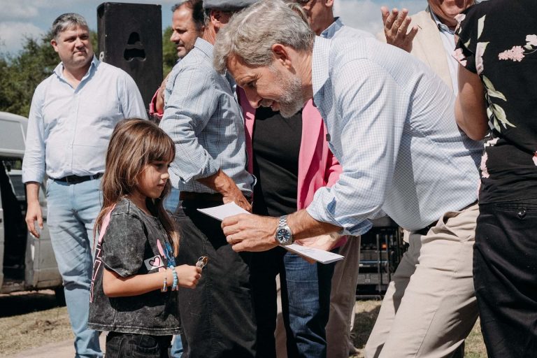 FRIGERIO ENTREGÓ VIVIENDAS EN GUALEGUAYCHÚ Y RATIFICÓ EL RUMBO DE SU GESTIÓN