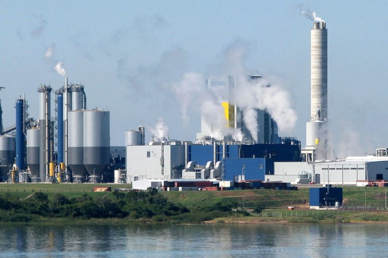 HUBO UN DERRAME DE ÁCIDO SULFÚRICO EN EL MUELLE DE LA PASTERA UPM FRENTE A GUALEGUAYCHÚ