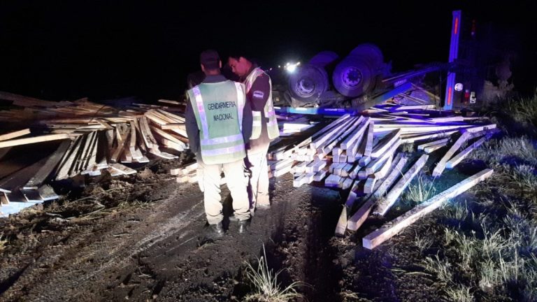 UN CAMIÓN VOLCÓ EN LA RUTA 12 Y CORTÓ EL TRÁNSITO POR VARIAS HORAS
