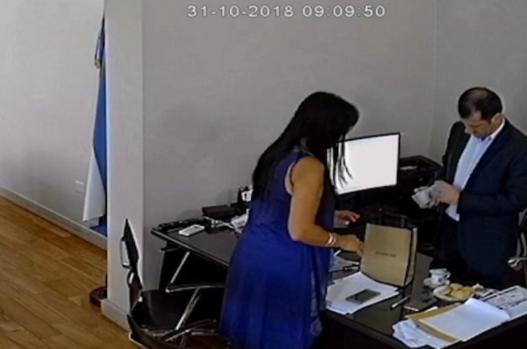 TRAS LOS ALLANAMIENTOS, FILTRAN IMÁGENES DE KUEIDER CONTANDO DINERO EN CASA DE GOBIERNO