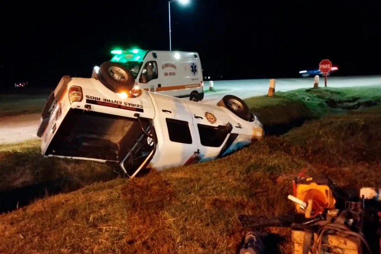 VOLCÓ UNA CAMIONETA DEL CUARTEL DE BOMBEROS EN EL INGRESO A CEIBAS
