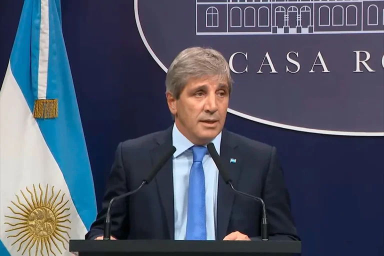 EL GOBIERNO ANUNCIÓ QUE EL LUNES SE LEVANTA EL CEPO CAMBIARIO Y EL DÓLAR FLOTARÁ EN $1000 Y $1400