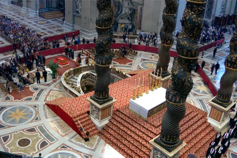 MILES DE FIELES DESPIDEN AL PAPA FRANCISCO EN EL VATICANO