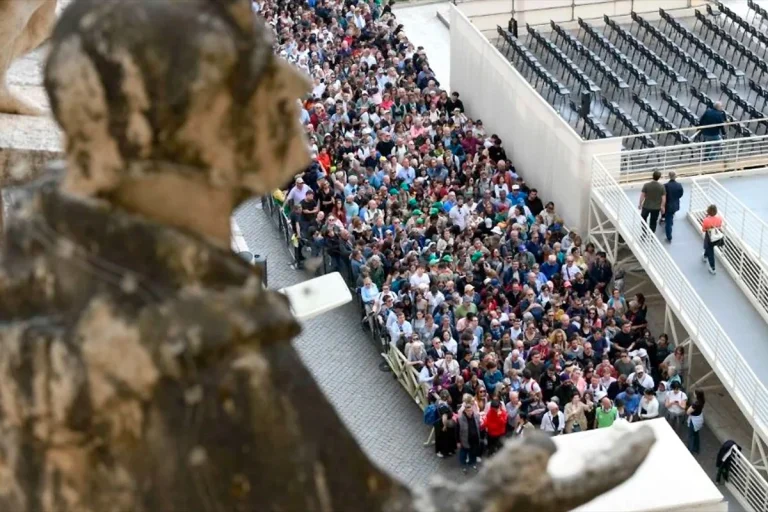 MÁS DE 250 MIL PERSONAS DIERON EL ÚLTIMO ADIÓS AL PAPA FRANCISCO EN LA BASÍLICA DE SAN PEDRO