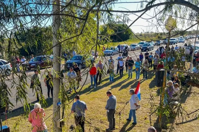 VECINOS DE GUALEGUAYCHÚ MARCHARON CONTRA UPM Y ALERTARON SOBRE UN NUEVO PROYECTO EN FRAY BENTOS