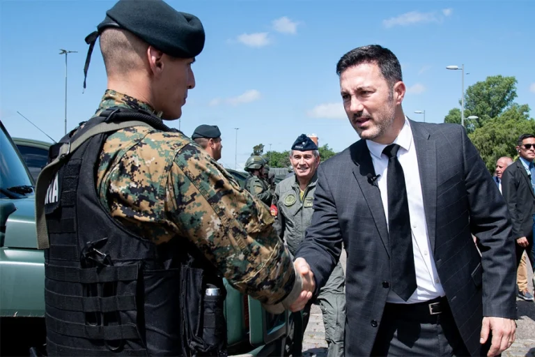 EL GOBIERNO NACIONAL AUTORIZA A MILITARES A DETENER CIVILES EN “DELITOS DE FLAGRANCIA”