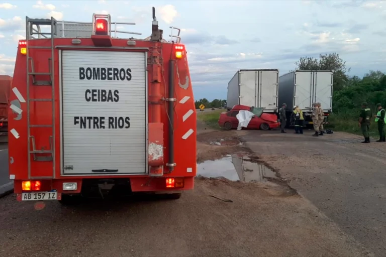 UN CONDUCTOR MURIÓ TRAS CHOQUE ENTRE UN AUTO Y UN CAMIÓN EN LA RUTA 12