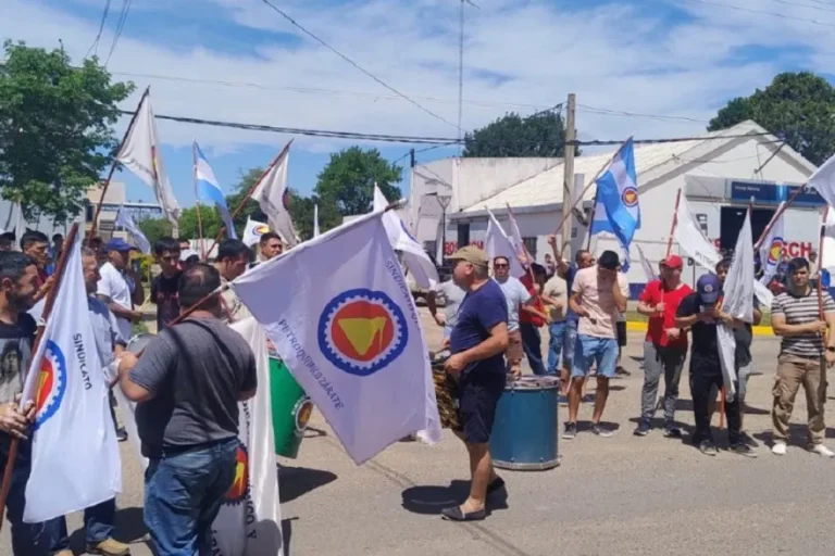 DESPEDIDOS DE FADEMI MARCHAN EN LARROQUE EN LA PREVIA AL DÍA DEL TRABAJADOR