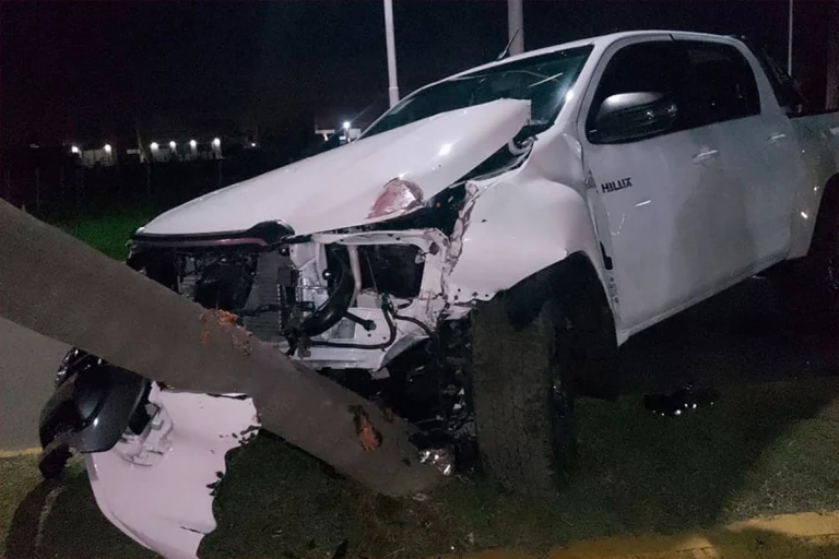 CONDUCTOR DE CAMIONETA FUE HOSPITALIZADO TRAS CHOCAR CONTRA UNA PALMERA EN CANTERO DE AVENIDA