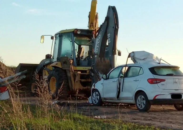 UN AUTO IMPACTÓ CONTRA UNA MÁQUINA VIAL Y FALLECIÓ UN SUBOFICIAL DEL EJÉRCITO EN LA RUTA 20