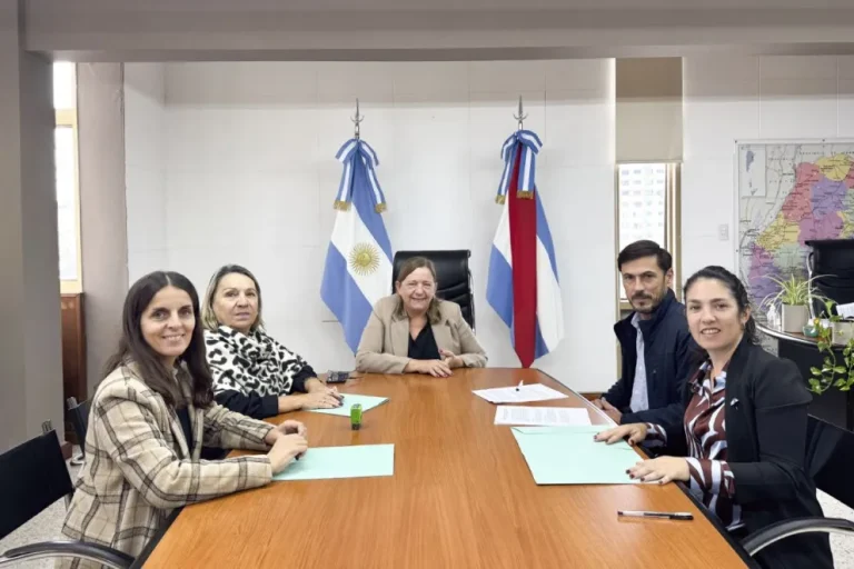 DESARROLLO HUMANO Y MUNICIPIOS DE GUALEGUAY Y DIAMANTE FIRMARON CONVENIOS PARA FORTALECER EL TURISMO