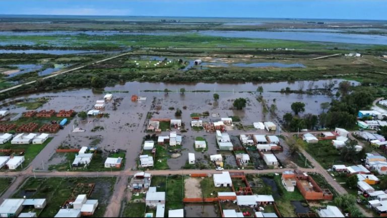 TRABAJAN PARA PALIAR LAS CONSECUENCIAS DE LA TORMENTA EN IBICUY