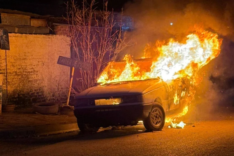 SE INCENDIÓ UN AUTO EN UN TALLER DE GUALEGUAY E INVESTIGAN LAS CAUSAS DEL FUEGO