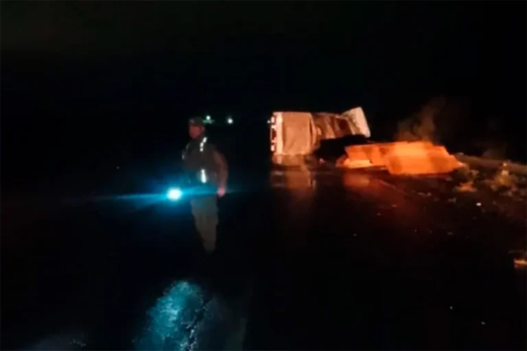 VOLCÓ UN CAMIÓN SOBRE LA AUTOVÍA ARTIGAS Y ESPARCIÓ SU CARGA SOBRE LA CALZADA