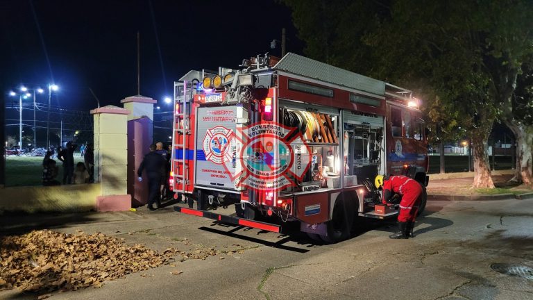 BOMBEROS RESCATARON A UN NIÑO ATRAPADO ENTRE UN PORTÓN Y UNA PARED