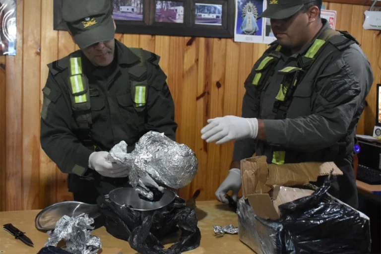 DESCUBREN DOS KILOS DE COCAÍNA DENTRO DE UNA OLLA DURANTE UN CONTROL VIAL EN LA RUTA 14