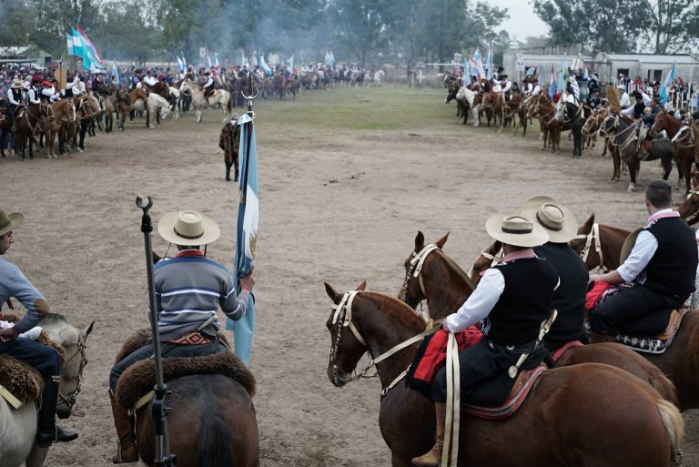 REALIZAN UN FESTIVAL CON JINETEADA Y BAILE EN MÉDANOS POR EL 25 DE MAYO