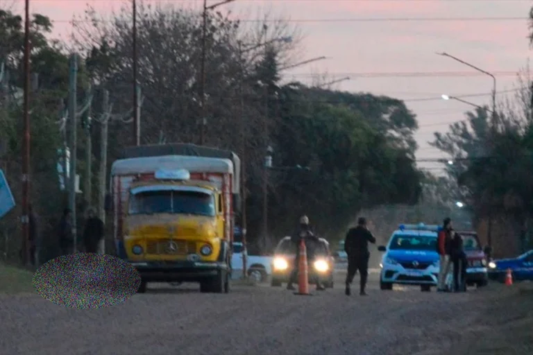 CAMIONERO MURIÓ APLASTADO POR SU PROPIO VEHÍCULO EN EL ACCESO A URDINARRAIN