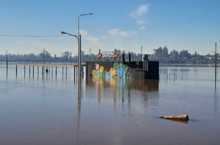 EL RÍO URUGUAY ALCANZÓ LOS 9,82 METROS EN CONCORDIA Y EL AGUA AVANZA SOBRE LA COSTANERA