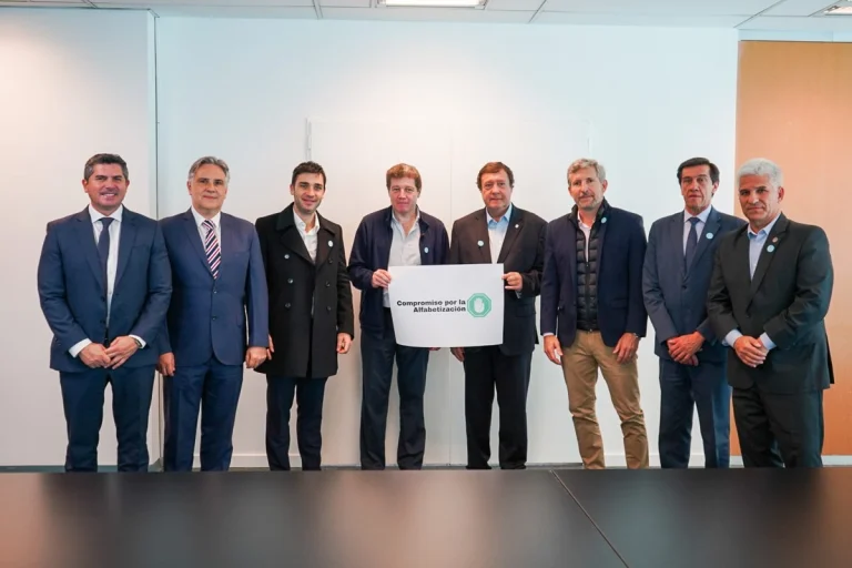 FRIGERIO Y OTROS 12 GOBERNADORES SE COMPROMETIERON A TRANSPARENTAR METAS DE ALFABETIZACIÓN