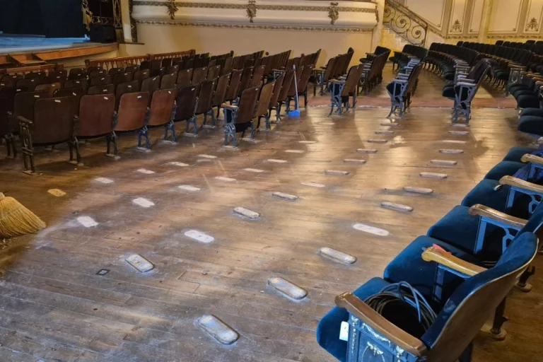 SE HUNDIÓ EL PISO DEL TEATRO GUALEGUAYCHÚ, AFECTADO POR UNA PLAGA