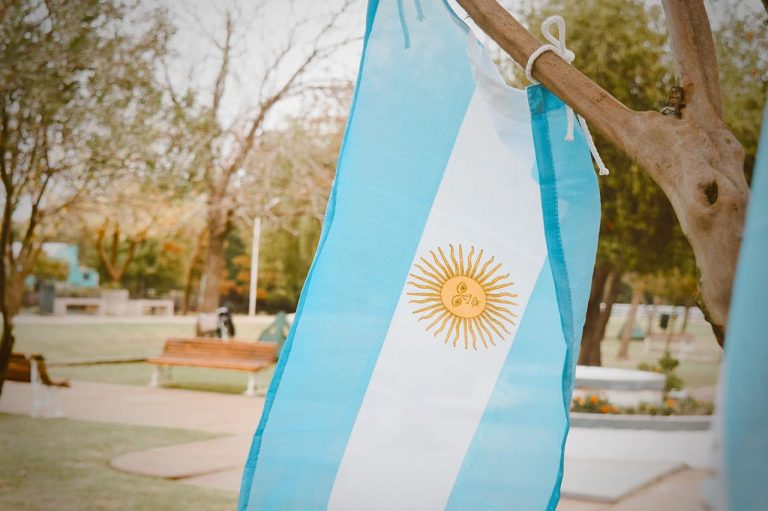 INVITAN A LA COMUNIDAD DE V. PARANACITO AL ACTO CONMEMORATIVO POR EL DÍA DE LA BANDERA