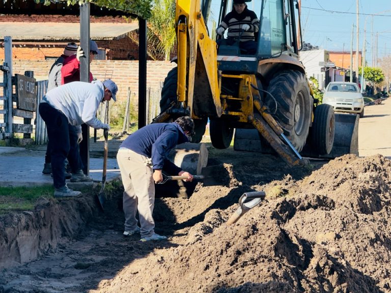 CONTINÚAN LOS TRABAJOS PARA MEJORAR EL TRÁNSITO EN IBICUY: CORDONES CUNETA, APERTURA Y ESTABILIZACIÓN DE CALLES