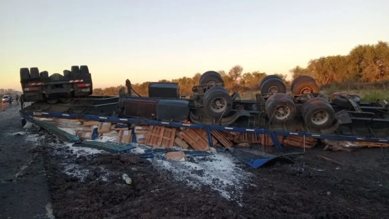 VOLCÓ OTRO CAMIÓN EN LA RUTA 20 CERCA DE GUALEGUAYCHÚ