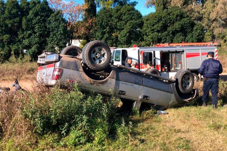 HOSPITALIZAN A DOS PERSONAS TRAS VOLCAR CAMIONETA EN EL CAMINO AL PRIMER DISTRITO
