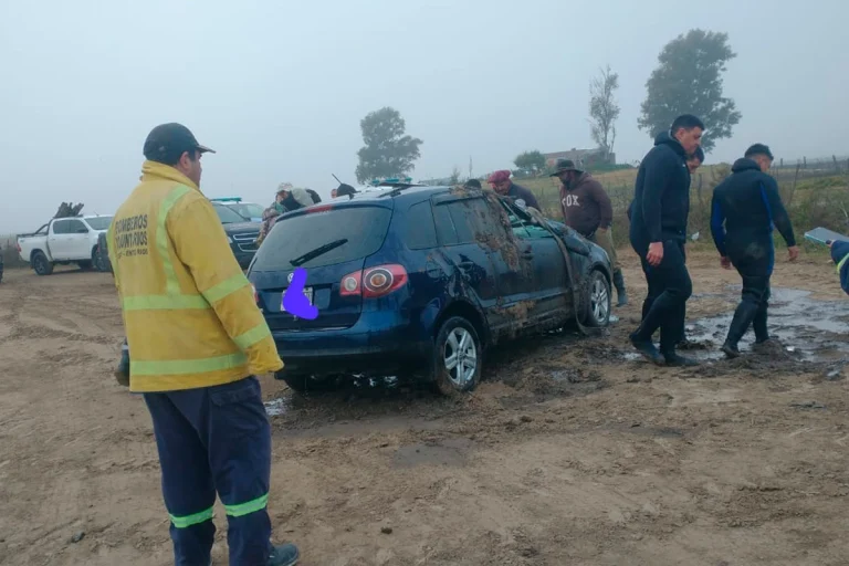 CONFIRMARON LAS IDENTIDADES DE LOS HOMBRES QUE MURIERON AL CAER CON SU AUTO A UN ARROYO