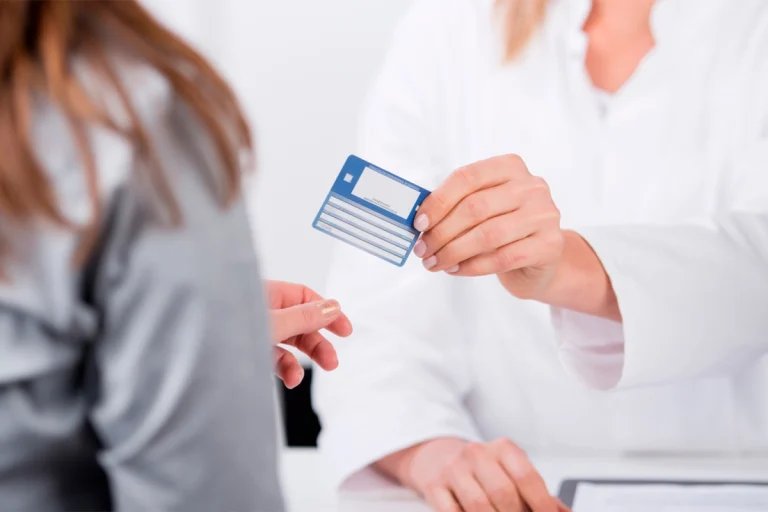 OBRAS SOCIALES Y PREPAGAS DEBERÁN OFRECER CREDENCIALES FÍSICAS