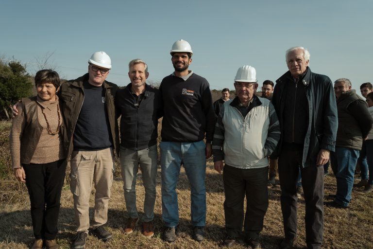 FRIGERIO RECORRIÓ UNA OBRA DE ELECTRIFICACIÓN EN GUALEGUAY QUE ABRE NUEVAS OPORTUNIDADES PARA EL DESARROLLO RURAL
