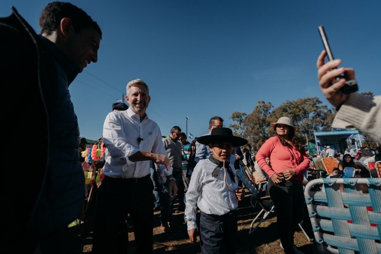 EL GOBERNADOR ASISTIÓ A LA FIESTA DEL COSTILLAR DE BÚFALO EN MÉDANOS