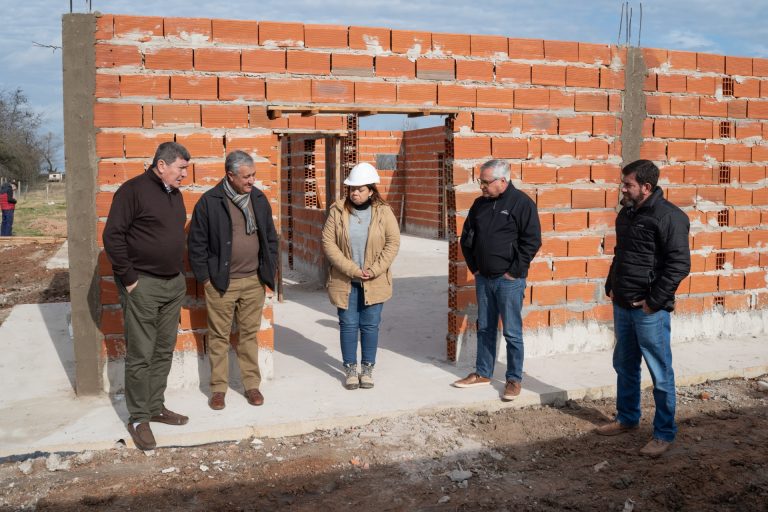 SUPERVISAN EL AVANCE DE OBRAS DE VIVIENDAS QUE SE CONSTRUYEN EN URDINARRAIN