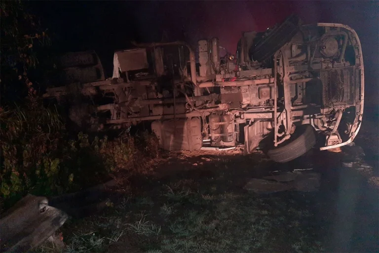 UNA MUJER QUEDÓ ATRAPADA TRAS EL VUELCO DE UN CAMIÓN EN BRAZO LARGO