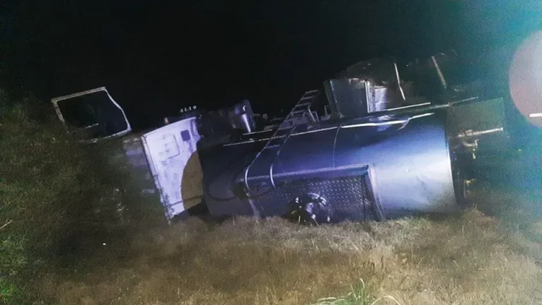 VOLCÓ UN CAMIÓN QUE VIAJABA AL PARQUE INDUSTRIAL DE GUALEGUAYCHÚ DURANTE LA MADRUGADA