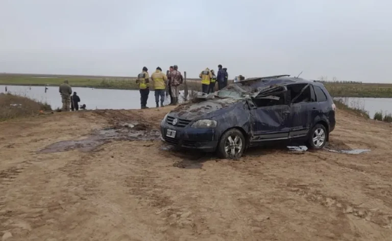 CAYÓ UN AUTO AL ARROYO PARANACITO Y BUSCAN A DOS OCUPANTES DESAPARECIDOS