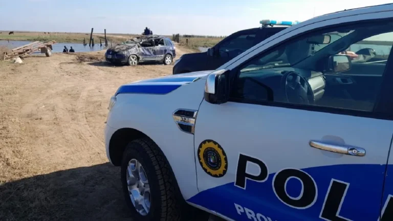 RESCATARON EL CUERPO DE UN JOVEN DEL AUTO QUE CAYÓ AL ARROYO PARANACITO