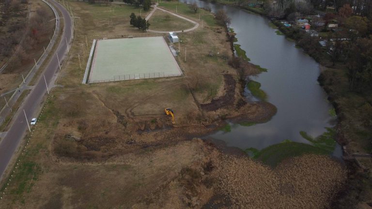 REALIZAN LA LIMPIEZA DEL RESERVORIO DE LA COSTANERA EN GUALEGUAY