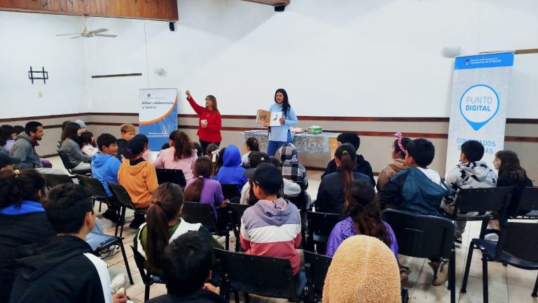 SE REALIZÓ UNA TARDE DE CINE PARA DESPEDIR LAS VACACIONES DE INVIERNO EN V. PARANACITO