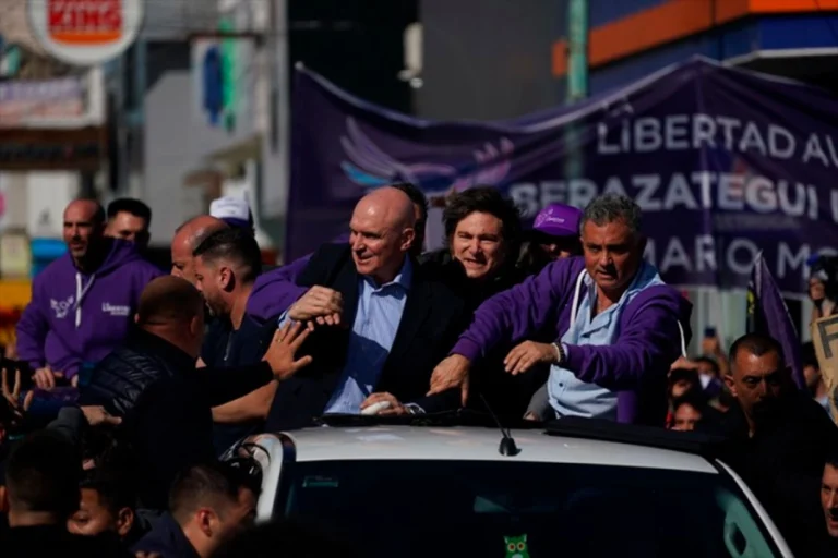 ATACARON CON PIEDRAS A LA CARAVANA DE MILEI EN LOMAS DE ZAMORA Y DEBIERON EVACUAR LA COMITIVA