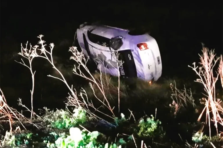 UN VEHÍCULO ATRAVESÓ UN ESPEJO DE AGUA, DESPITÓ Y VOLCÓ EN LA RUTA 11