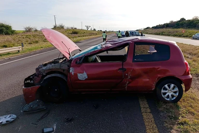 AUTO DESPISTÓ, CRUZÓ DE CARRIL Y VOLCÓ EN LA AUTOVÍA 14